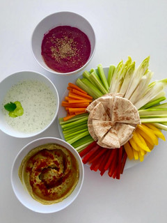 Una foto de Aperitivo de crudités con salsas