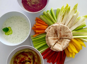 Foto principal de Aperitivo de crudités con salsas