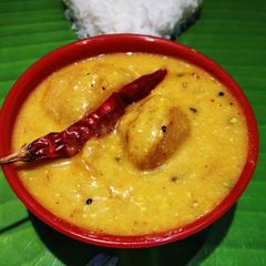 A picture of Punjabi Kadhi Pakoda.