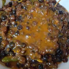 A picture of Black chana chaat.