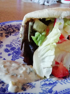 Una foto de Kebab vegetal con salsa de yogurt