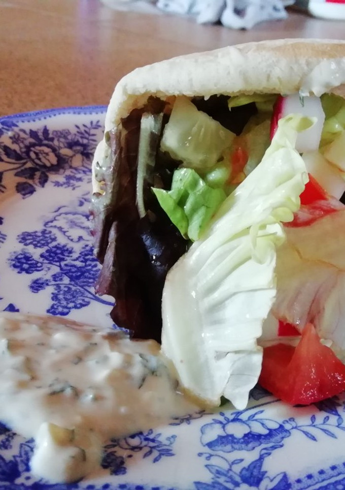 Una foto de Kebab vegetal con salsa de yogurt