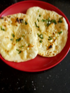 கார்லிக் பட்டர் நாண் (Garlic Butter Naan) செய்முறை முக்கிய புகைப்படம்