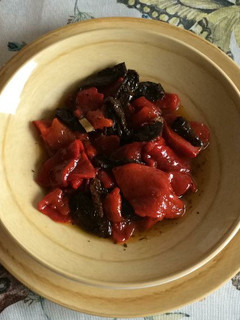 Una foto de Pimientos asados y tomates secos en aceite