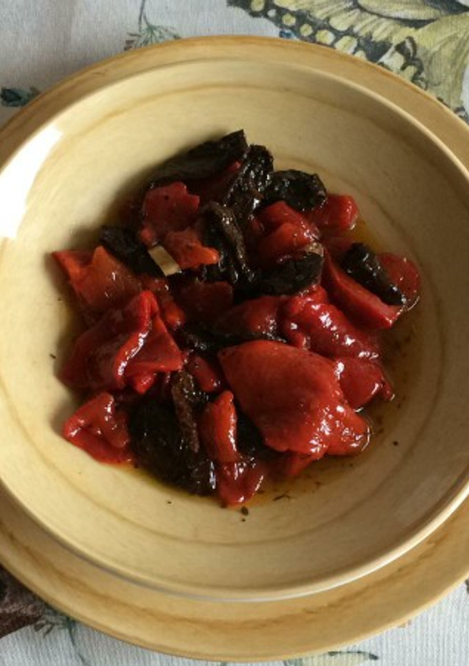 Una foto de Pimientos asados y tomates secos en aceite