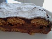 Una foto de postres con vainillas y leche