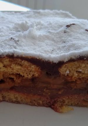 Una foto de Postre húmedo de chocolate y dulce de leche🍫🥧