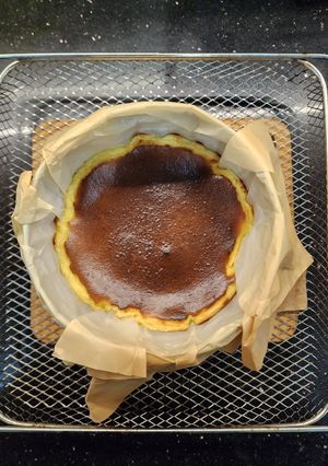Hình của món Basque Burnt Cheesecake.