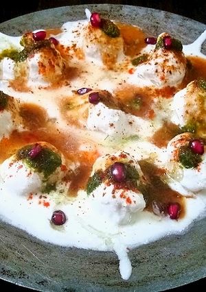 A picture of Dahi bhalla.