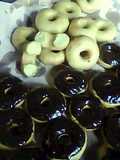 Donat santan hijau toping coklat
