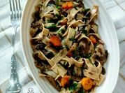 Una foto de pasta con salsa de boletus