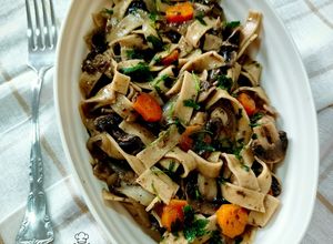 Una foto de Tagliatelle de Boletus con Verduras Trufadas
