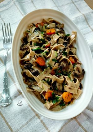 Una foto de Tagliatelle De Boletus Con Verduras Trufadas