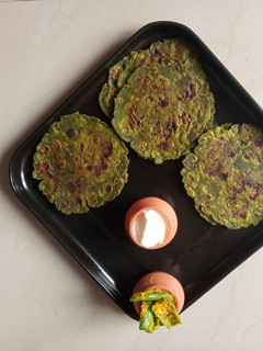 પાલક ના થેપલા (Palak Thepla Recipe In Gujarati) રેસીપી મુખ્ય ફોટો