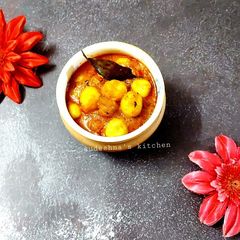 A picture of Dum Aloo.