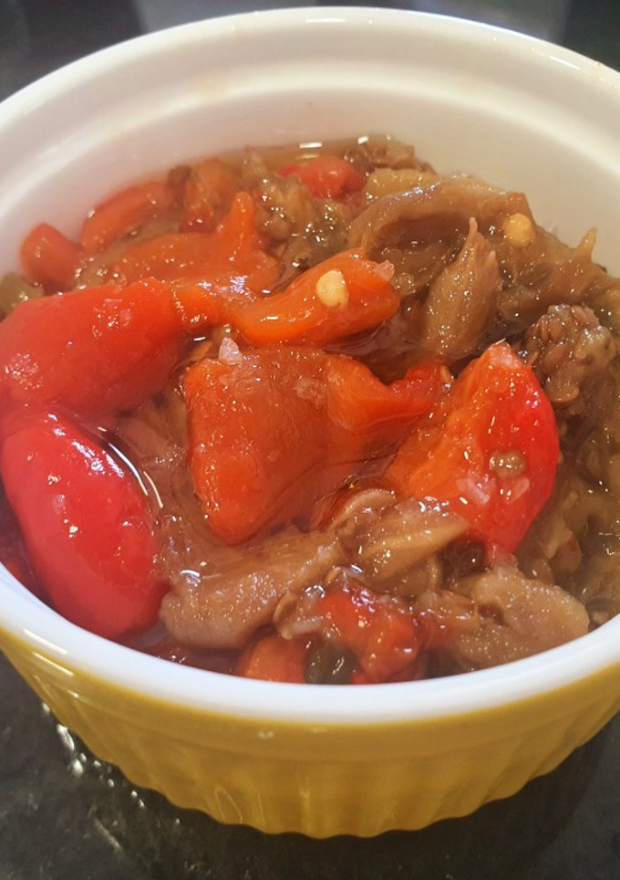 Una foto de Ensalada de pimientos y berenjena asados