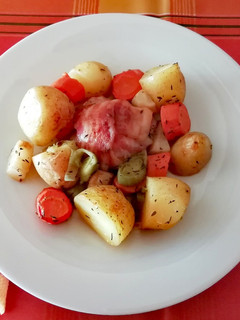 Baconba tekert csirkecombfilé vele sült zöldségekkel recept fotója