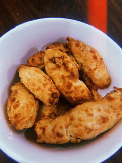 Una foto de Palitos de queso en freidora de aire