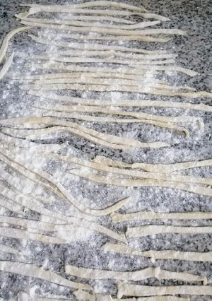 Una foto de Fideos caseros cortados a cuchillo 🔪