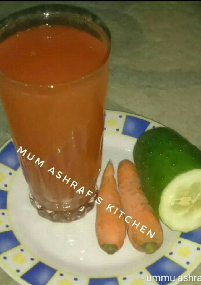 A picture of Cucumber and carrot juice.