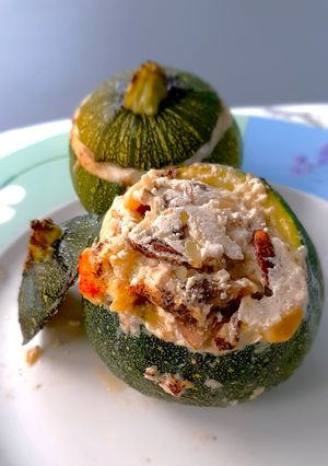 Une photo de Courgettes rondes farcies à la ricotta et aux champignons