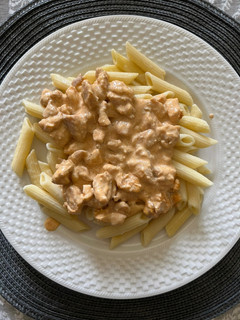 Tejszínes csirkemell pennével recept fotója
