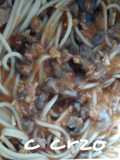 Espaguetis con setas de pie azul y tomate
