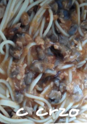 Una foto de Espaguetis con setas de pie azul y tomate
