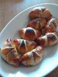 Brioches di sfoglia con salmone affumicato e robiola