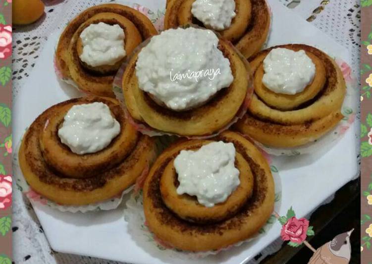 Cinnamon roll with cream cheese