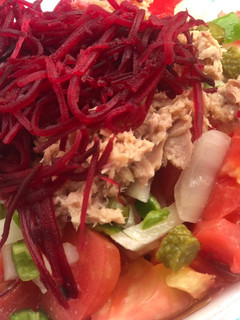 Una foto de Ensalada de remolacha, Tomate de huevo de toro, picadilla y atún !