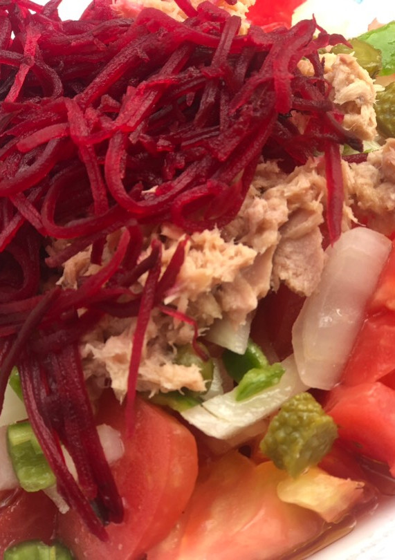 Una foto de Ensalada de remolacha, Tomate de huevo de toro, picadilla y atún !