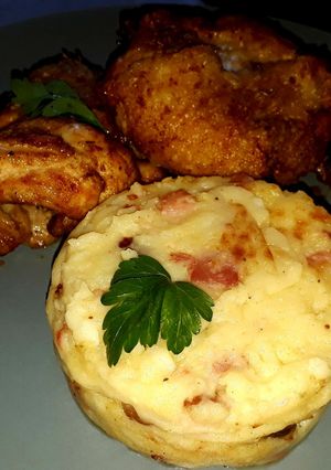 Una foto de Pollo a la Kiev💪🏽❤con puré gratinado😋