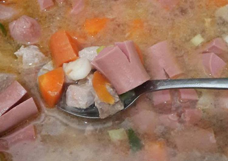 Cara Gampang Menyiapkan Sup tuna&amp;sosis, Bisa Manjain Lidah
