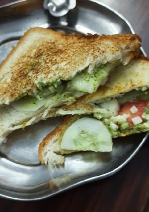 વેજીટેબલ સેન્ડવીચ (Vegetable Sandwich Recipe In Gujarati) રેસીપી મુખ્ય ફોટો
