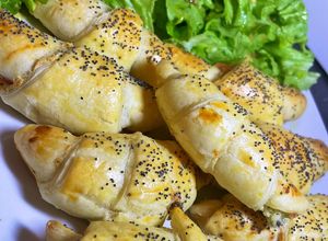Une photo de Croissant salé, Boursin®️ et saumon🥐