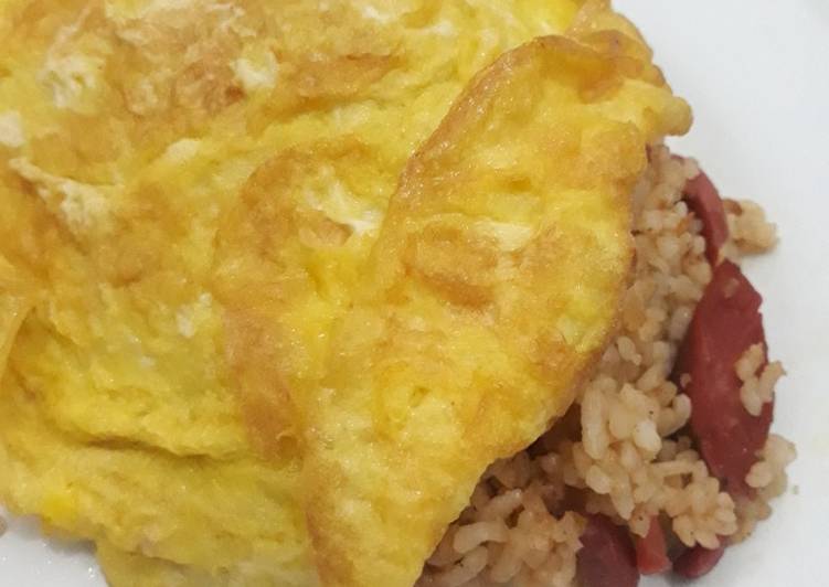 Langkah Mudah untuk Membuat Nasi goreng pedas sosis telur ala anak kos yang Enak