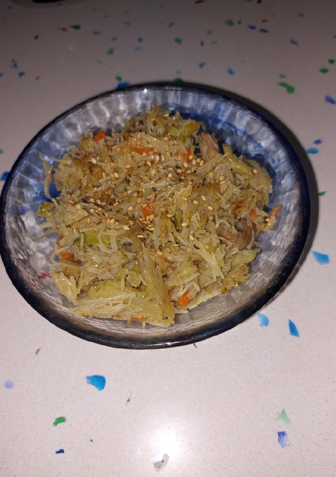 Una foto de Fideos de arroz chinos con ternera y verduras