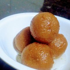 A picture of Gulab jamun.