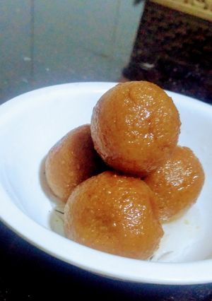 A picture of Gulab jamun.