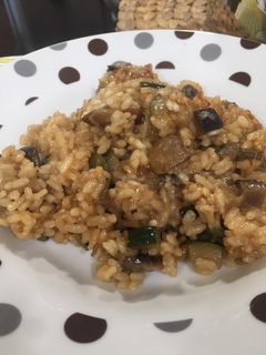 Una foto de Arroz salteado con verduras y salsa de soja