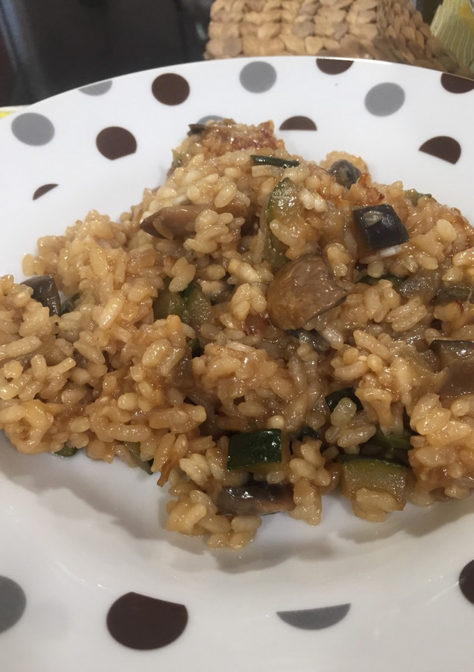 Una foto de Arroz salteado con verduras y salsa de soja