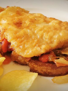 Una foto de Tostada de Merluza rebozada con Piperrada