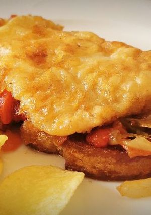 Una foto de Tostada de Merluza rebozada con Piperrada