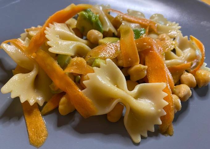 Ricetta di Preferito Insalata di pasta con ceci arrosto alla paprica, carote e avocado