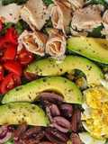 Ensalada de lechuga, jamón, huevo, aguacate y tomate