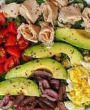 Ensalada de lechuga, jamón, huevo, aguacate y tomate
