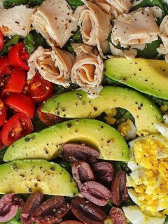 Una foto de Ensalada de lechuga, jamón, huevo, aguacate y tomate