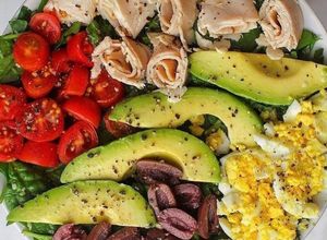 Una foto de Ensalada de lechuga, jamón, huevo, aguacate y tomate