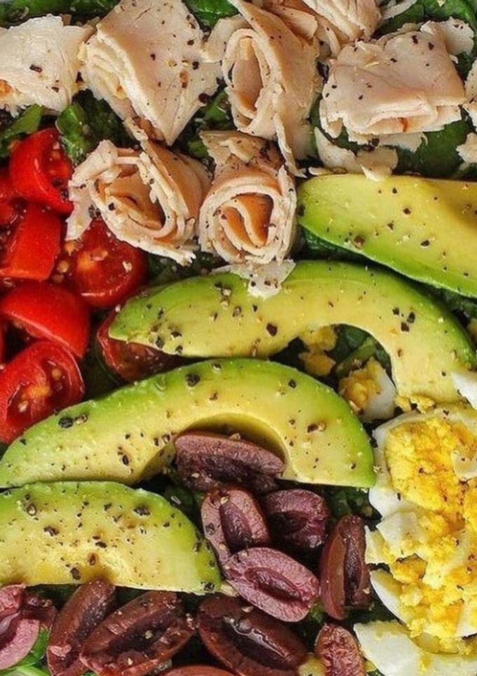 Una foto de Ensalada de lechuga, jamón, huevo, aguacate y tomate
